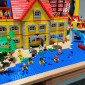 Vor der Strandvilla baden einige Minifiguren im Wasser. 